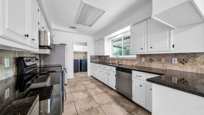 Building Photo - 219 April Waters Dr W