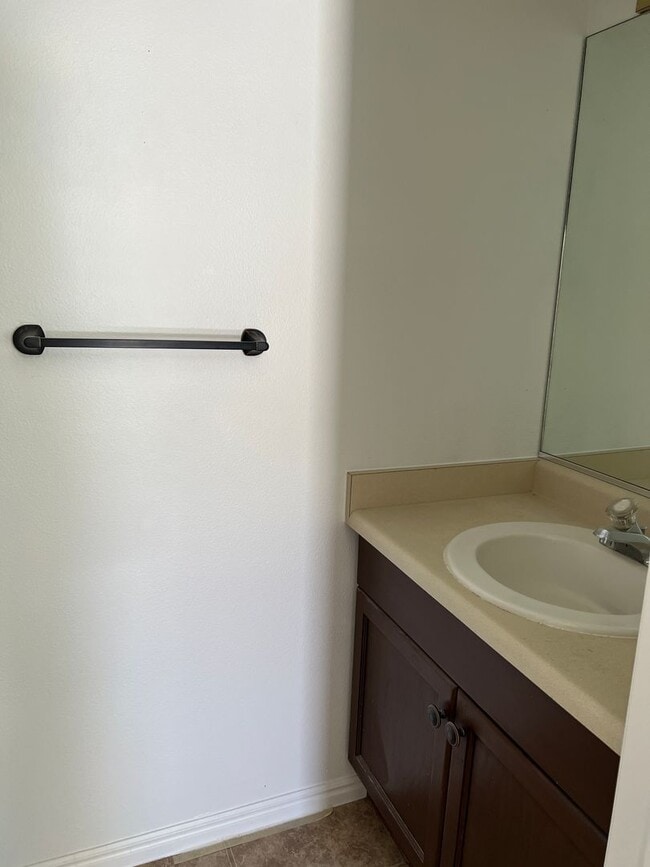 Building Photo - Refreshed 2 bedroom 1.5 bathroom townhome ...