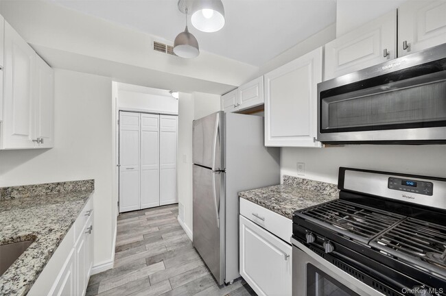 Building Photo - 1220 Whispering Hills Dr