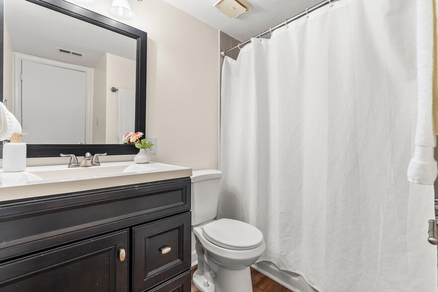 Building Photo - 1212 Schaub Dr