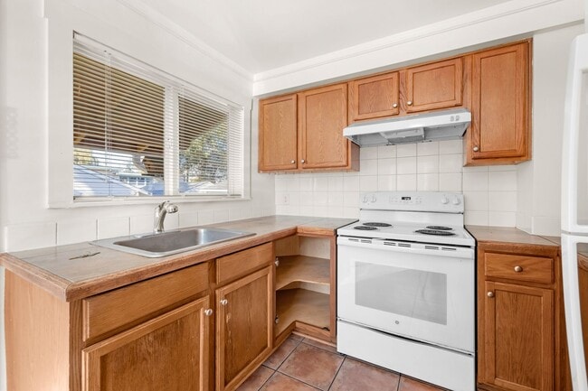 Primary Photo - Two Bed 2 Bath Single Family Home Close to...