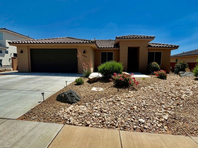 Building Photo - Beautiful Pet-Friendly 4-BR Home in Hurricane