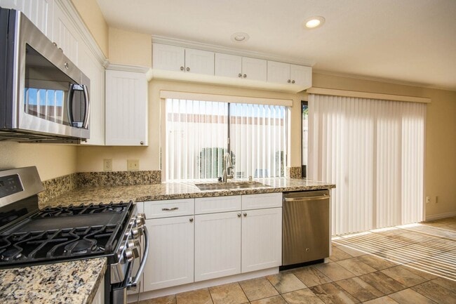 Building Photo - Spacious 3BR Condo with Pool View in Tangl...