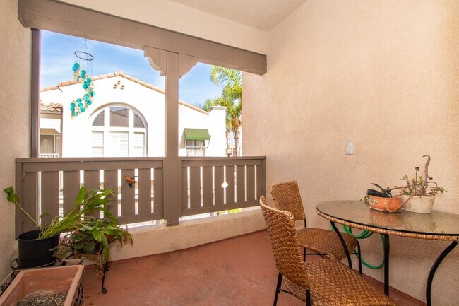 Building Photo - Beautiful 2 Bedroom / 2 Bath Condo in Desi...