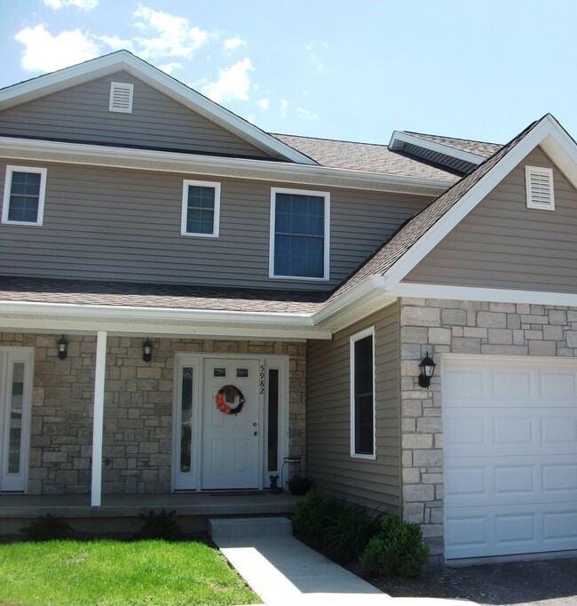Building Photo - 3 bedroom, 2.5 bath Condo: Stoneview Neighborhood in Ellettsville! Available NOW!!