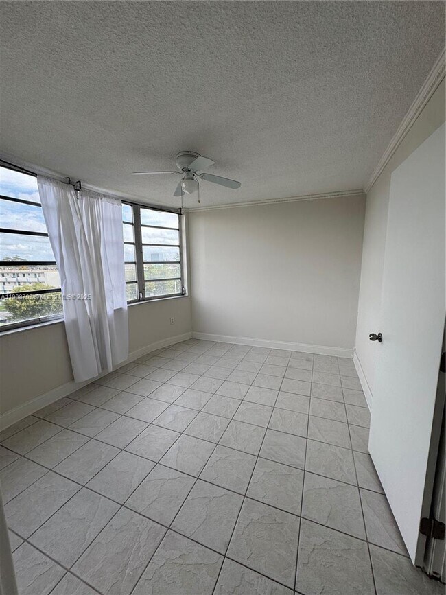 Building Photo - 1700 NE 191st St