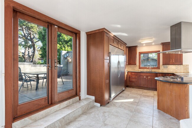 Kitchen, Terrace - 570 Okeefe St