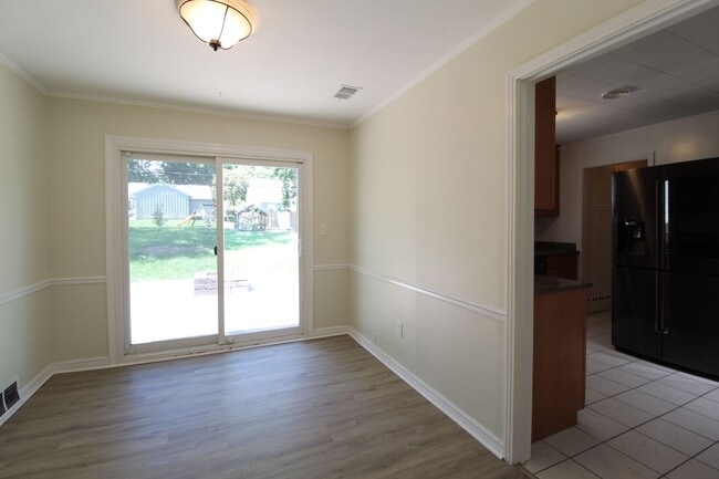 Building Photo - 2 Bedroom 1 Bath Home In Prairie Village