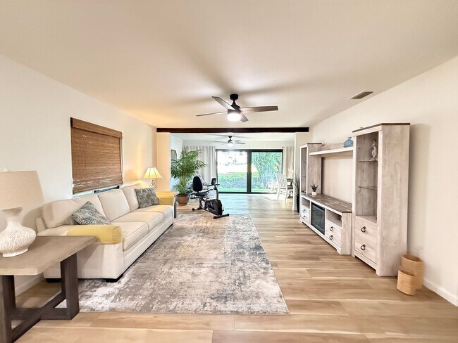 Building Photo - IMG Golf Course 2/2 Condo at Valencia Gard...