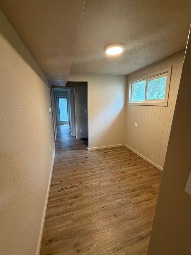 Building Photo - 2 Bedroom 1 Bath Home for Rent