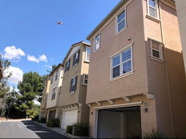 Building Photo - 2258 Golden Crest Common