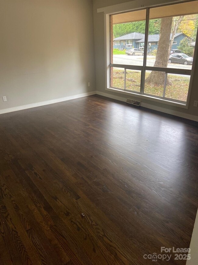 Building Photo - 622 Camrose Dr