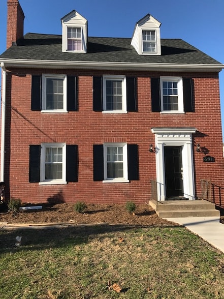 Building Photo - 601 Pitt St