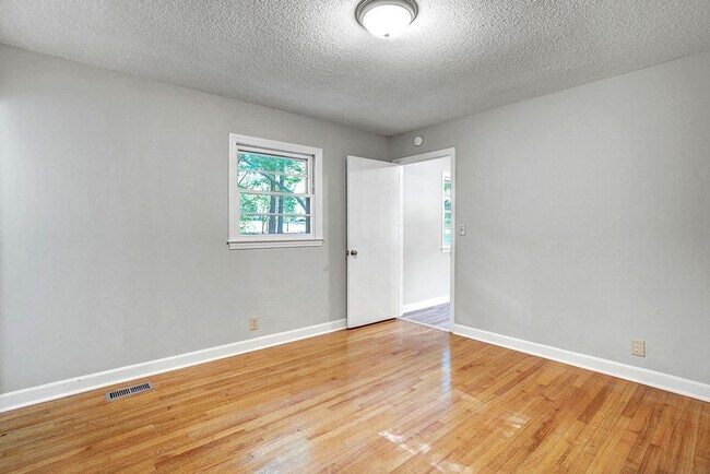 Building Photo - AVAILABLE NOW!! 4 bedroom Brick Ranch Style Home