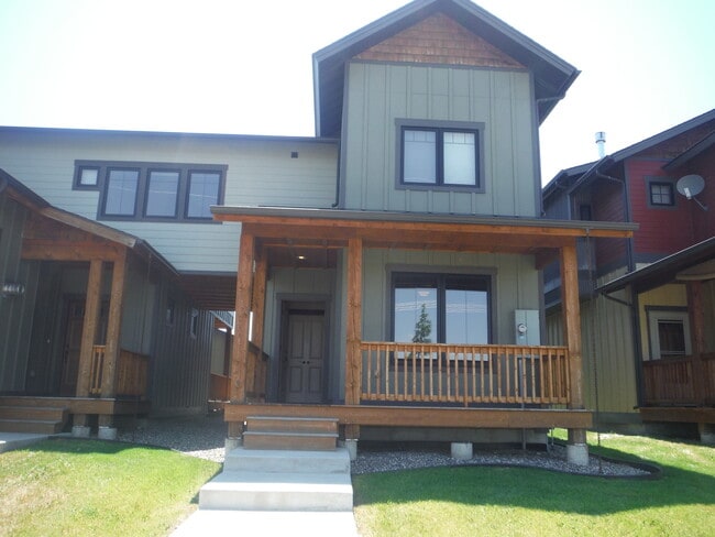 Primary Photo - Gorgeous 3 Bedroom Condo- Across Street fr...