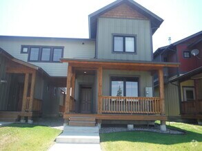 Building Photo - Gorgeous 3 Bedroom Condo- Across Street fr...