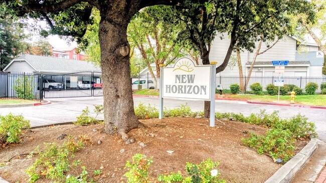 Building Photo - Great Second Floor 2bd Condo With Pool in Gated Complex