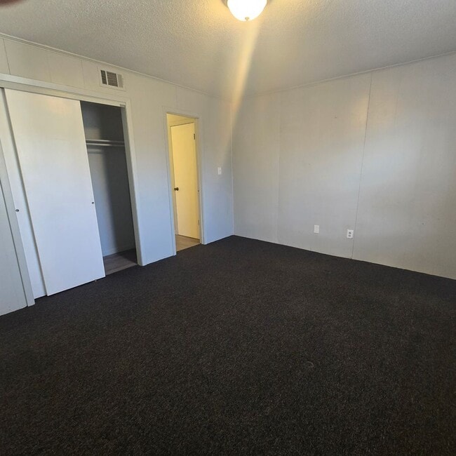 Building Photo - Modern & Spacious Upstairs 1 Bedroom Bungalow - Washer/ Dryer Included!