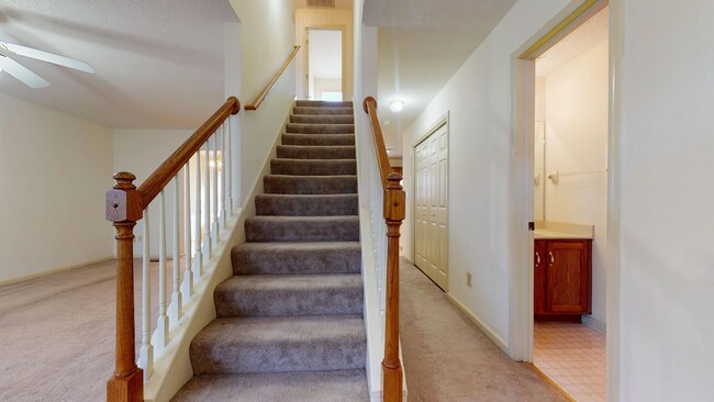 Building Photo - Charming Three Bedroom Columbia Townhome