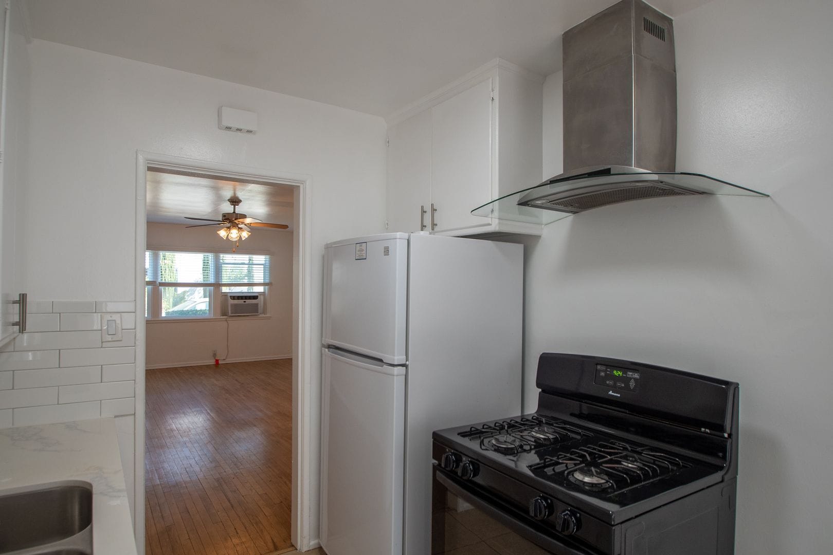 Building Photo - 6308 Vineland Ave