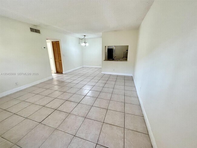 Building Photo - 2642 Riverside Dr