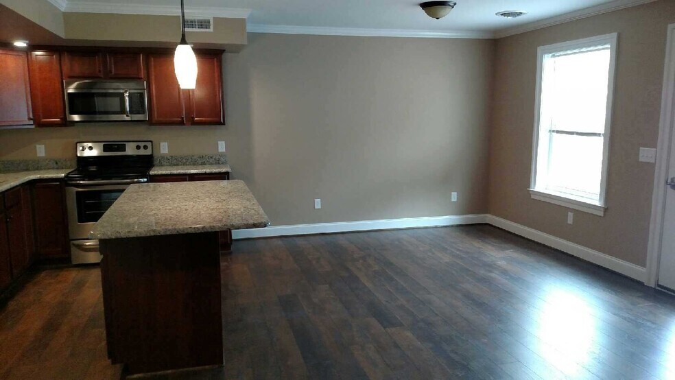 Building Photo - 204 Hollow Dr