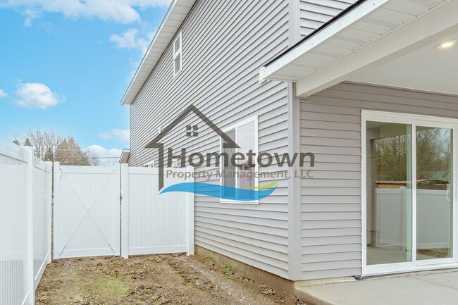 Building Photo - 3 Bedroom Home with 1.5 Bathrooms and an A...