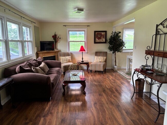 Building Photo - Knoxville 37921 - 3 bedroom, 1 Bath Upstairs Unit,  - Contact Troy Adams (865) 233-6949