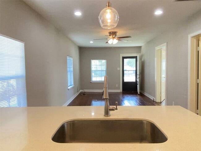 Building Photo - 410 Woolworth St