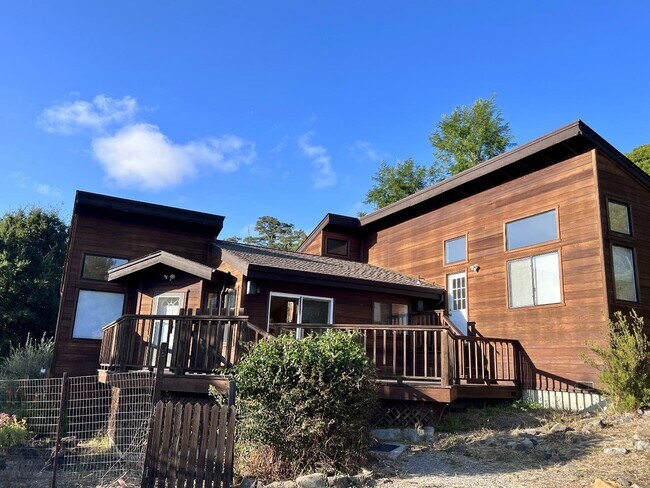 Building Photo - 121 Scenic Dr