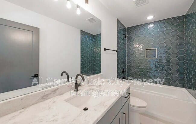 Building Photo - 204B Alta Loma Rd