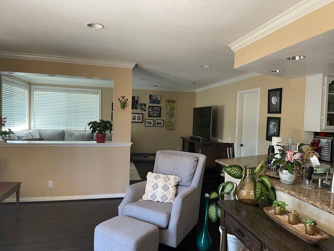 Building Photo - Spacious East Ventura 4 Bedroom 2 Bath Pool Home