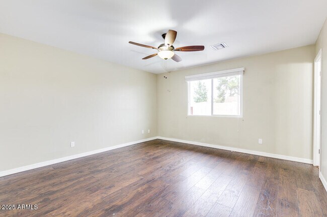 Building Photo - 1968 E Del Rio Dr