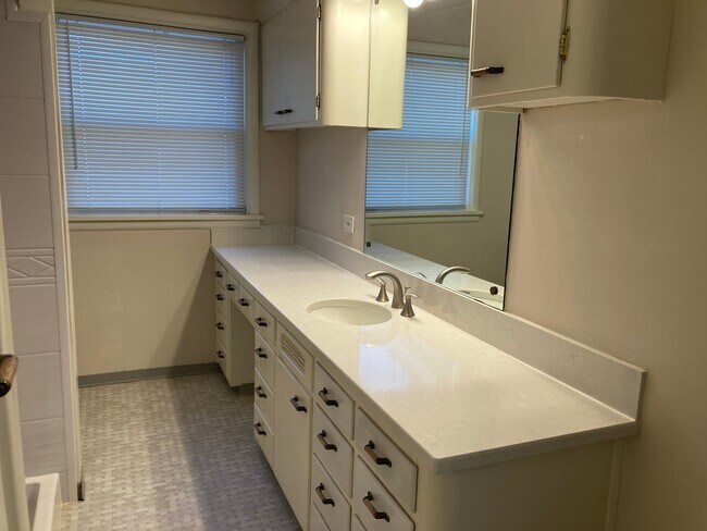 Building Photo - Spacious 4 Bedroom on Upriver Drive