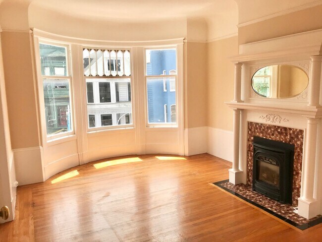 Primary Photo - Top Floor Huge 4BR Flat, In Unit Laundry i...