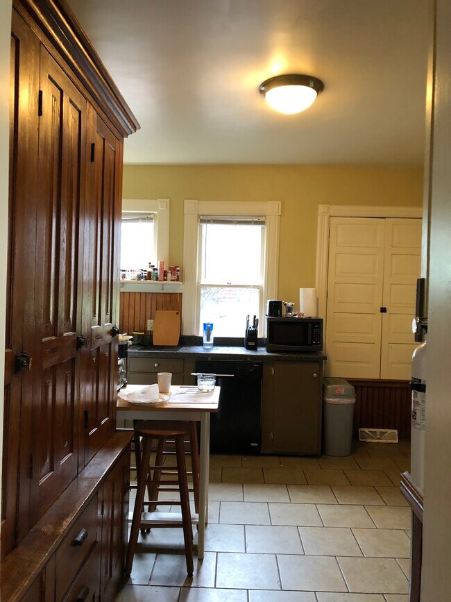 Building Photo - 824 Davis St