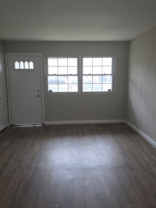 Building Photo - End Unit Townhouse