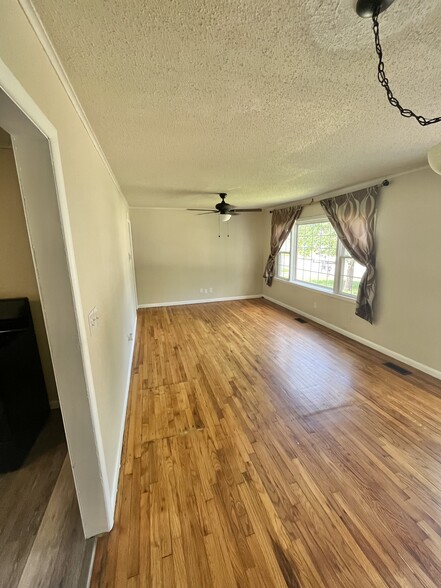 Living room - 407 N Cedar St