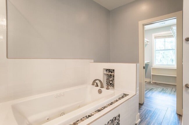 Building Photo - Home on Ladies Island