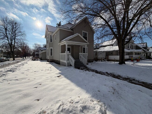 Building Photo - 3 Bedroom Home on NW Side of Grand Rapids