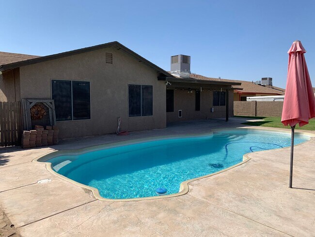 Building Photo - 4 BEDROOM POOL HOME!