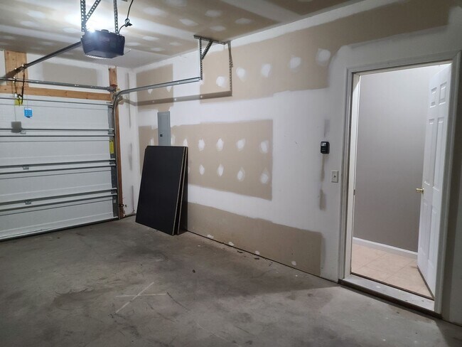 Building Photo - 3 bedroom,  2 1/2 bath town home in Waynesboro PA