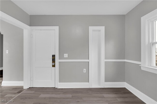 Building Photo - 19792 Pasnow Ave