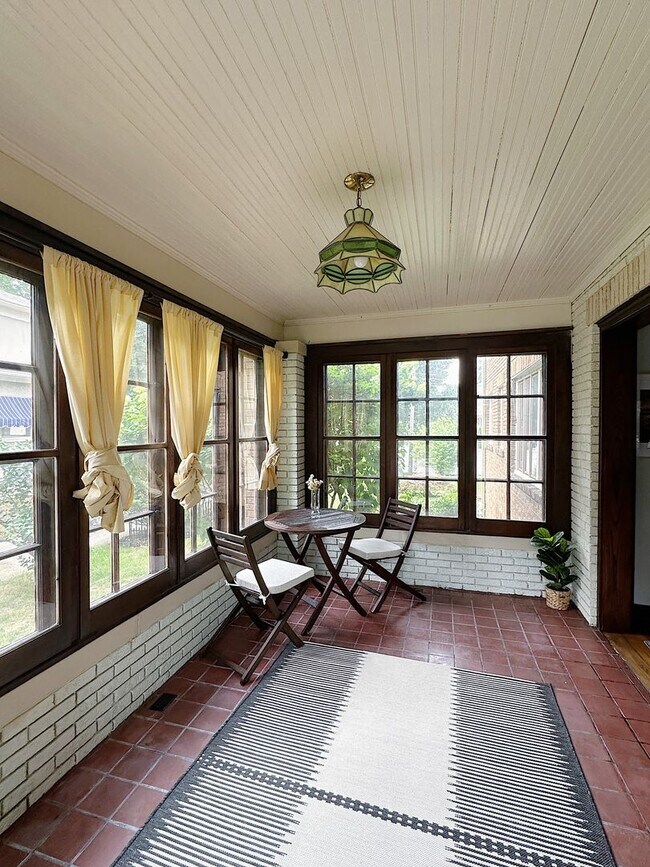 Building Photo - Charming Furnished 3BR/2BA Duplex in Histo...