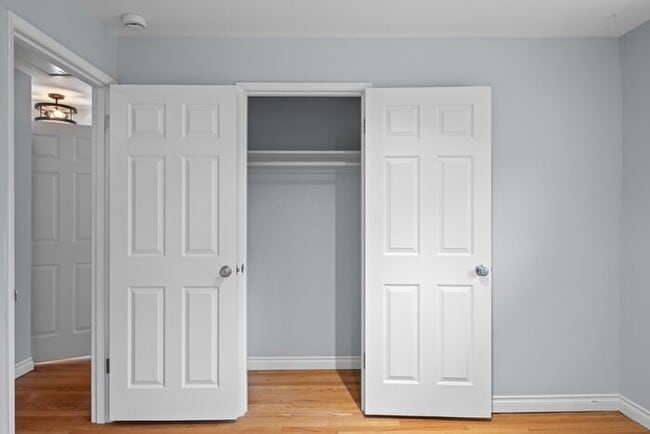 Building Photo - Elegant and Spacious Air-Conditioned Lincoln Park Rambler