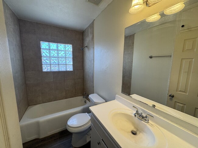 Building Photo - 2011 38th St