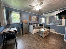 Building Photo - 908 Lake Rd