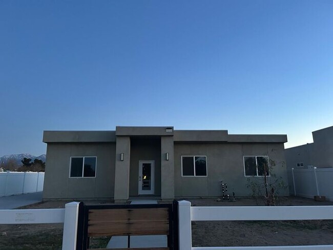 Building Photo - Stunning 3 Bedroom 2 Bathroom House for Re...