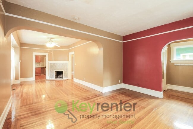 Building Photo - Spacious and Stylish 3 Bedroom in Prime Location