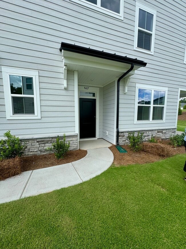 Primary Photo - Beautiful 4BR/3BA Townhouse in Griffith Lakes